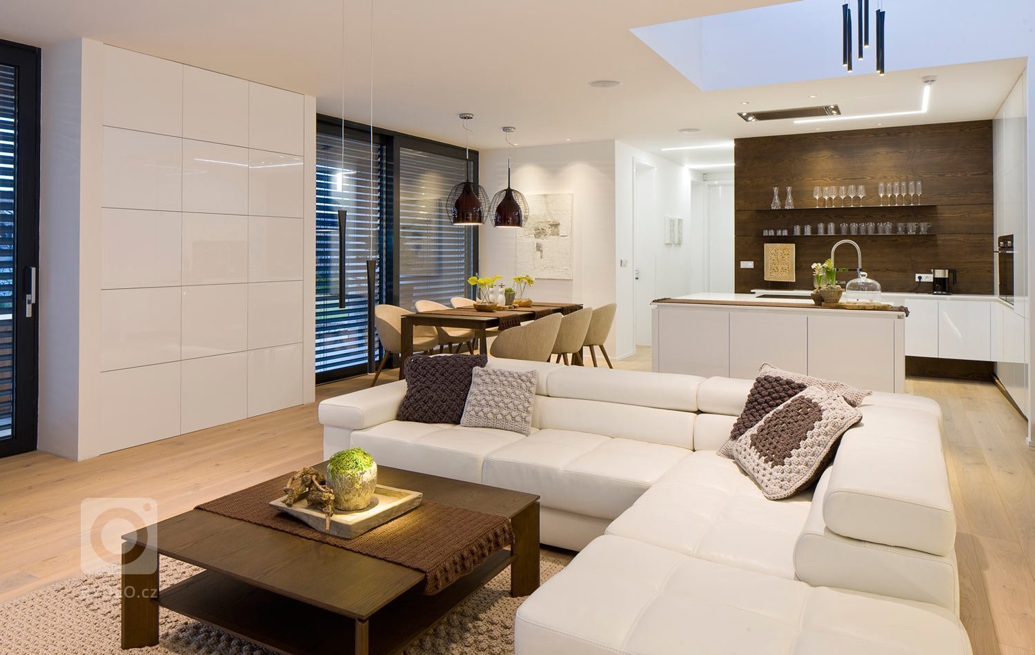 Moderní víceúrovňový dům s interiérovým nábytkem HANÁK na míru.&nbsp;Tento dům je zařízen zcela dle našeho Interior conceptu. Veškerý nábytek včetně dveří je…