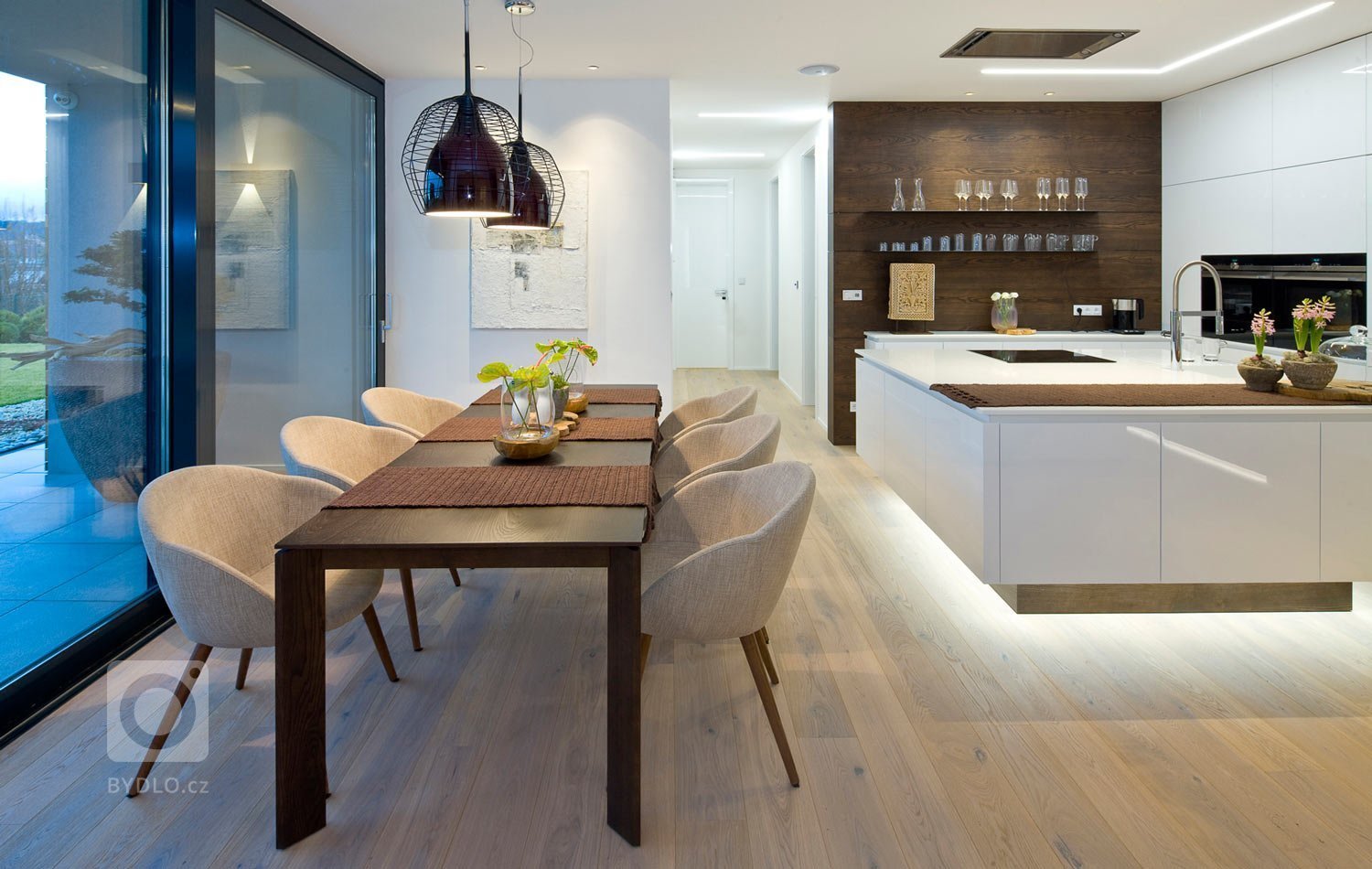 Moderní víceúrovňový dům s interiérovým nábytkem HANÁK na míru.&nbsp;Tento dům je zařízen zcela dle našeho Interior conceptu. Veškerý nábytek včetně dveří je…