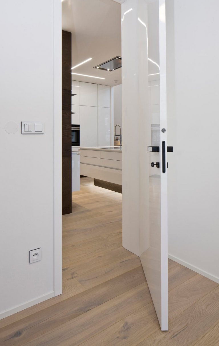 Moderní víceúrovňový dům s interiérovým nábytkem HANÁK na míru.&nbsp;Tento dům je zařízen zcela dle našeho Interior conceptu. Veškerý nábytek včetně dveří je…
