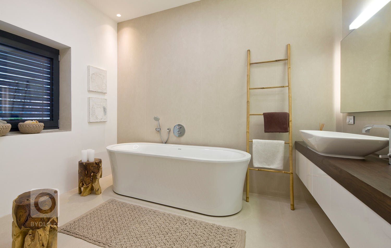 Moderní víceúrovňový dům s interiérovým nábytkem HANÁK na míru.&nbsp;Tento dům je zařízen zcela dle našeho Interior conceptu. Veškerý nábytek včetně dveří je…