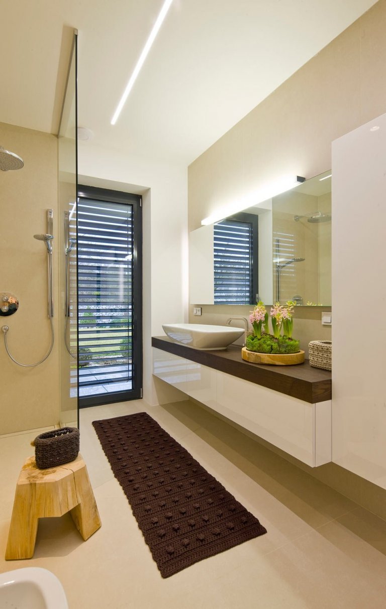 Moderní víceúrovňový dům s interiérovým nábytkem HANÁK na míru.&nbsp;Tento dům je zařízen zcela dle našeho Interior conceptu. Veškerý nábytek včetně dveří je…