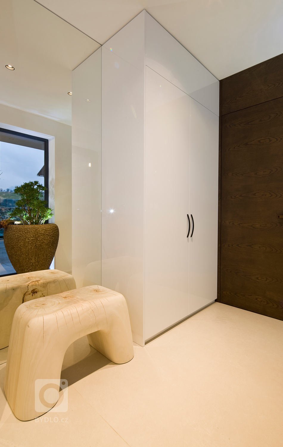 Moderní víceúrovňový dům s interiérovým nábytkem HANÁK na míru.&nbsp;Tento dům je zařízen zcela dle našeho Interior conceptu. Veškerý nábytek včetně dveří je…