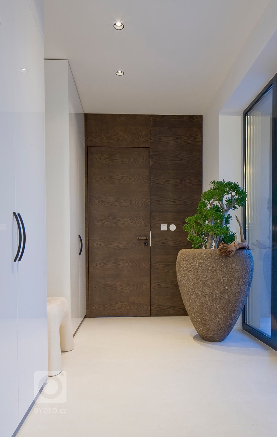 Moderní víceúrovňový dům s interiérovým nábytkem HANÁK na míru.&nbsp;Tento dům je zařízen zcela dle našeho Interior conceptu. Veškerý nábytek včetně dveří je…