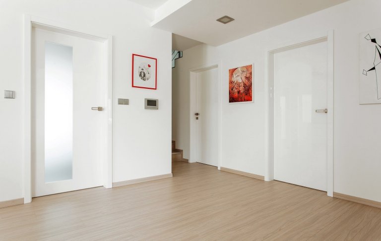 Než se pustíme do výčtu našeho nábytku v tomto interiéru, začneme interiérovými dveřmi. V tomto případě nejoblíbenějším lakovaným modelem MILLENIUM, na fotografii je varianta s prosklením.

