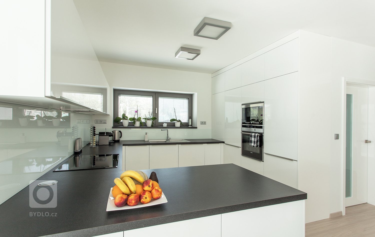 Model kuchyně COMFORT je také velmi oblíbený a to díky čistým konturám, resp. své jednoduchosti. Oproti modelům ELITE a LINE, které mají nejčistší linie, je ale doplněn o decentní úchytku.

