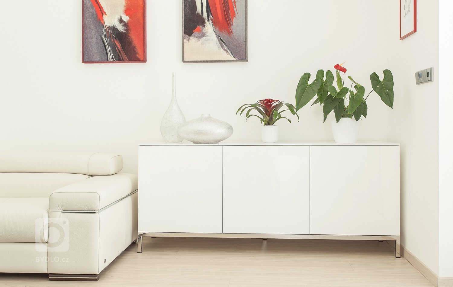 Pro obývací pokoj jsme vyrobili tv skříňku v bílém laku a také nízkou komodu s nerezovou podnoží. Vše ve vysokém lesku.
