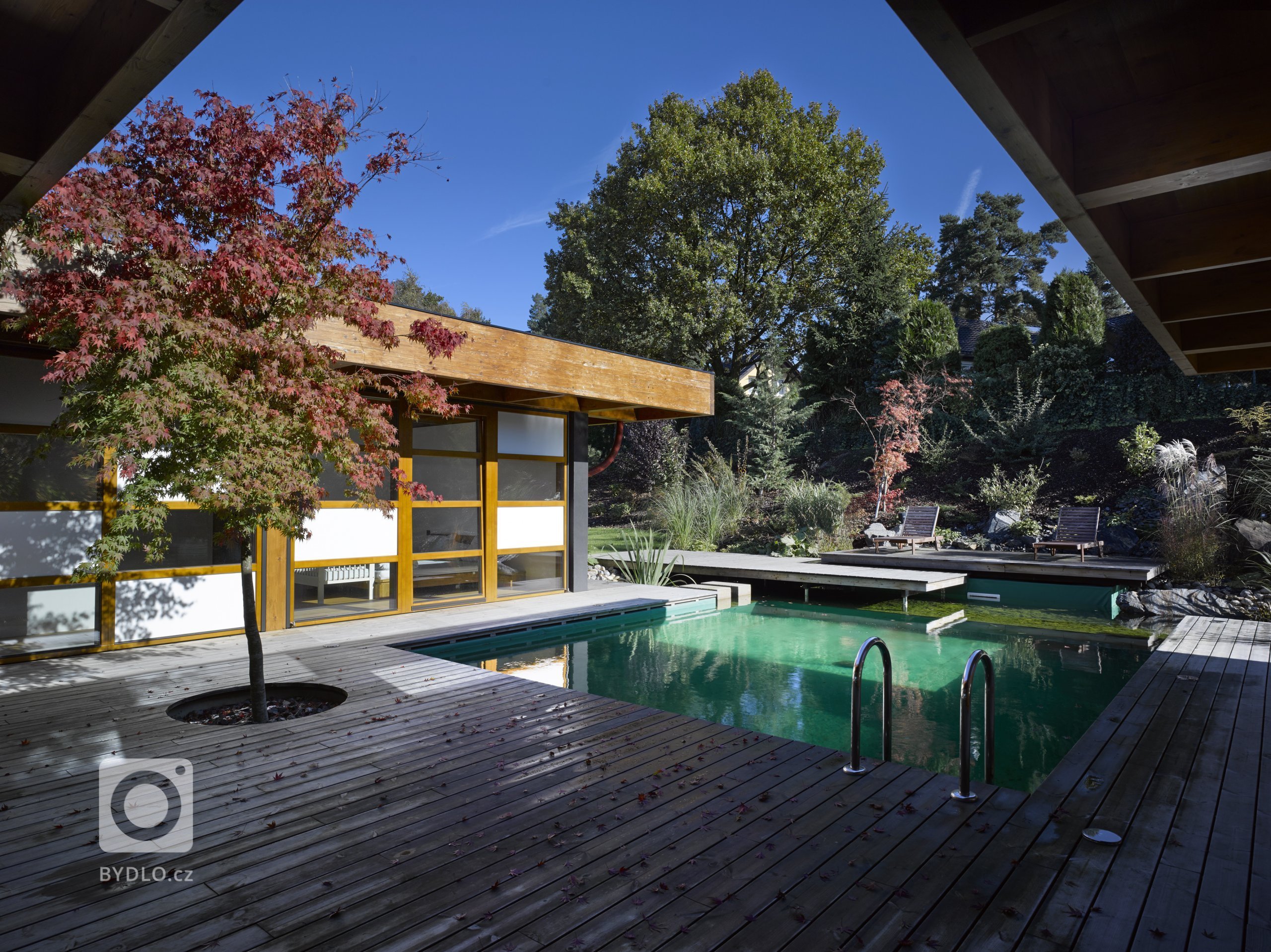 Dřevostavba jednopodlažního rodinného domu umístěného do mírně svažitého pozemku v Tehově u Prahy. Hlavním prvkem domu tvoří centrální vodní plocha osazena…