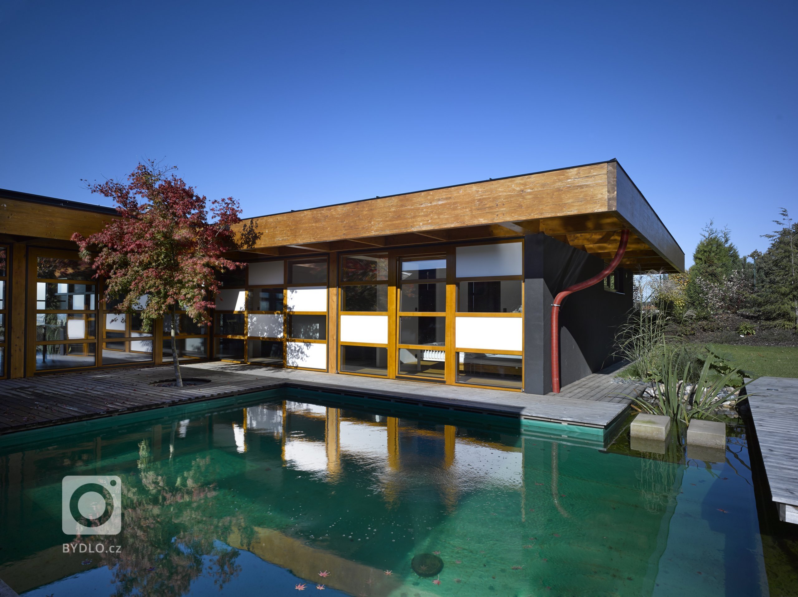 Dřevostavba jednopodlažního rodinného domu umístěného do mírně svažitého pozemku v Tehově u Prahy. Hlavním prvkem domu tvoří centrální vodní plocha osazena…