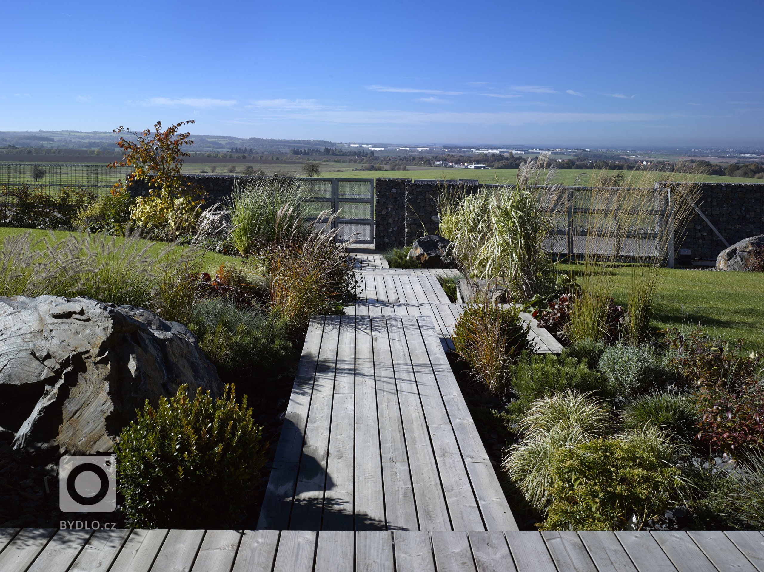 Dřevostavba jednopodlažního rodinného domu umístěného do mírně svažitého pozemku v Tehově u Prahy. Hlavním prvkem domu tvoří centrální vodní plocha osazena…