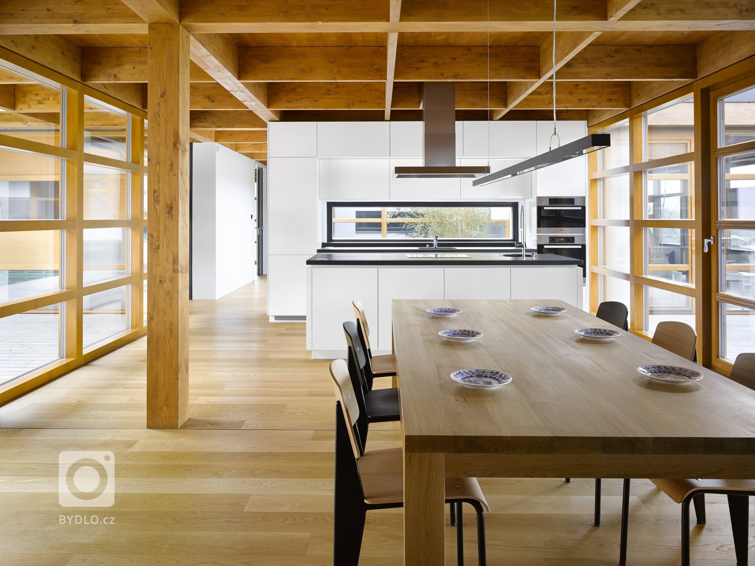 Dřevostavba jednopodlažního rodinného domu umístěného do mírně svažitého pozemku v Tehově u Prahy. Hlavním prvkem domu tvoří centrální vodní plocha osazena…