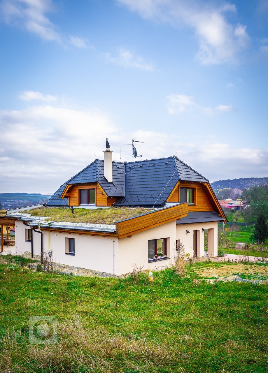 Ukončená realizace novostavby rodinného domu v&nbsp;nádherném prostředí otevřené krajiny nedaleko Koryčan.

V interiéru jsou postaveny kachlové kamna, ve…