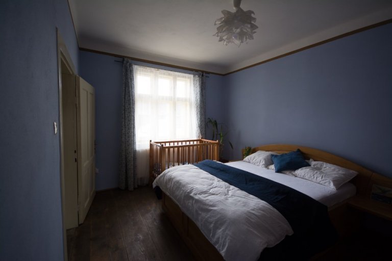 Ložnice z masivu. Hliněná omítka opatřená jílovým nátěrem.