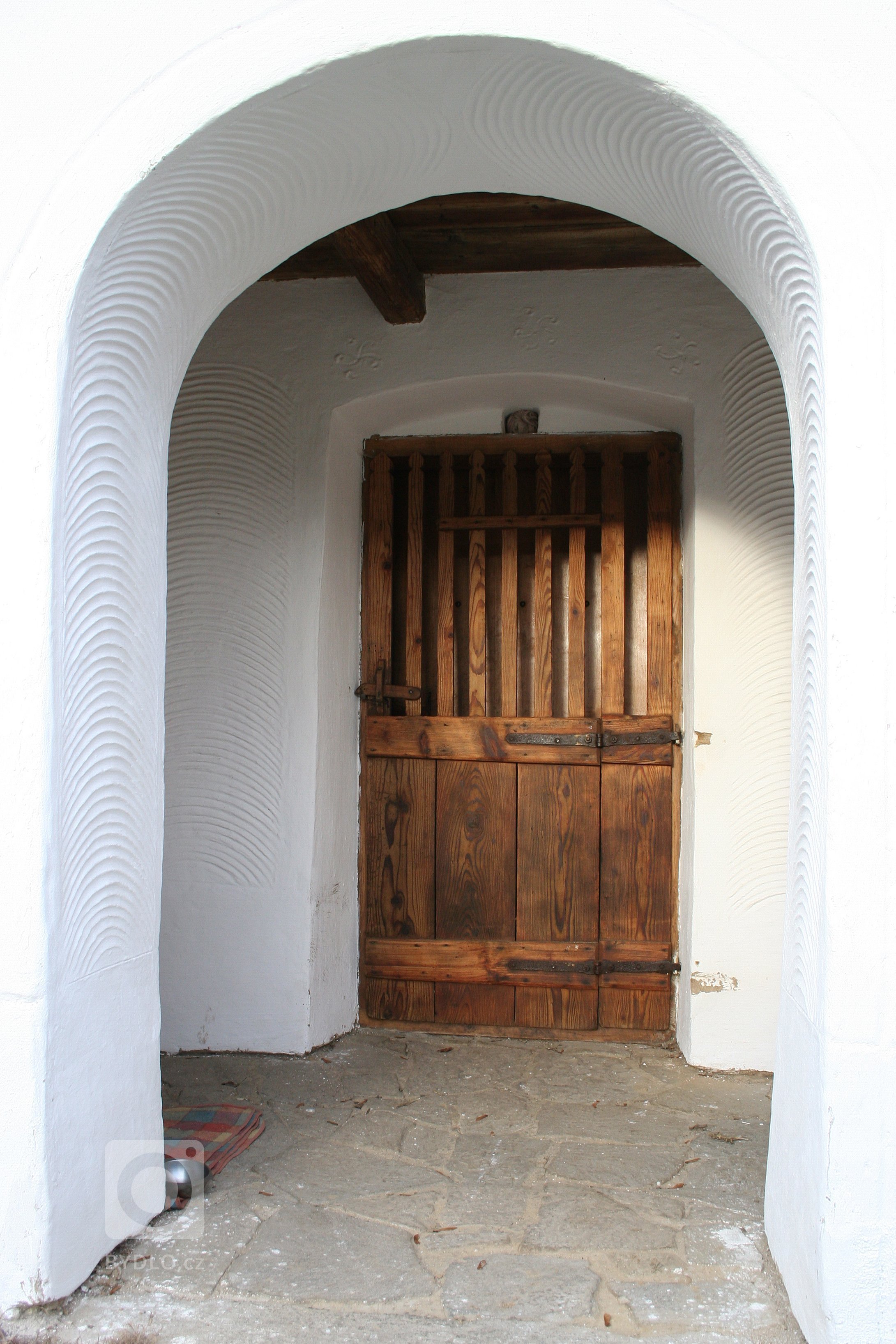 Rekonstrukce památky lidové architektury u Vyškova. Dům je postaven z nepálených cihel, omítnutý z exteriéru i interiéru hliněnou omítkua opatřený prodyšným…