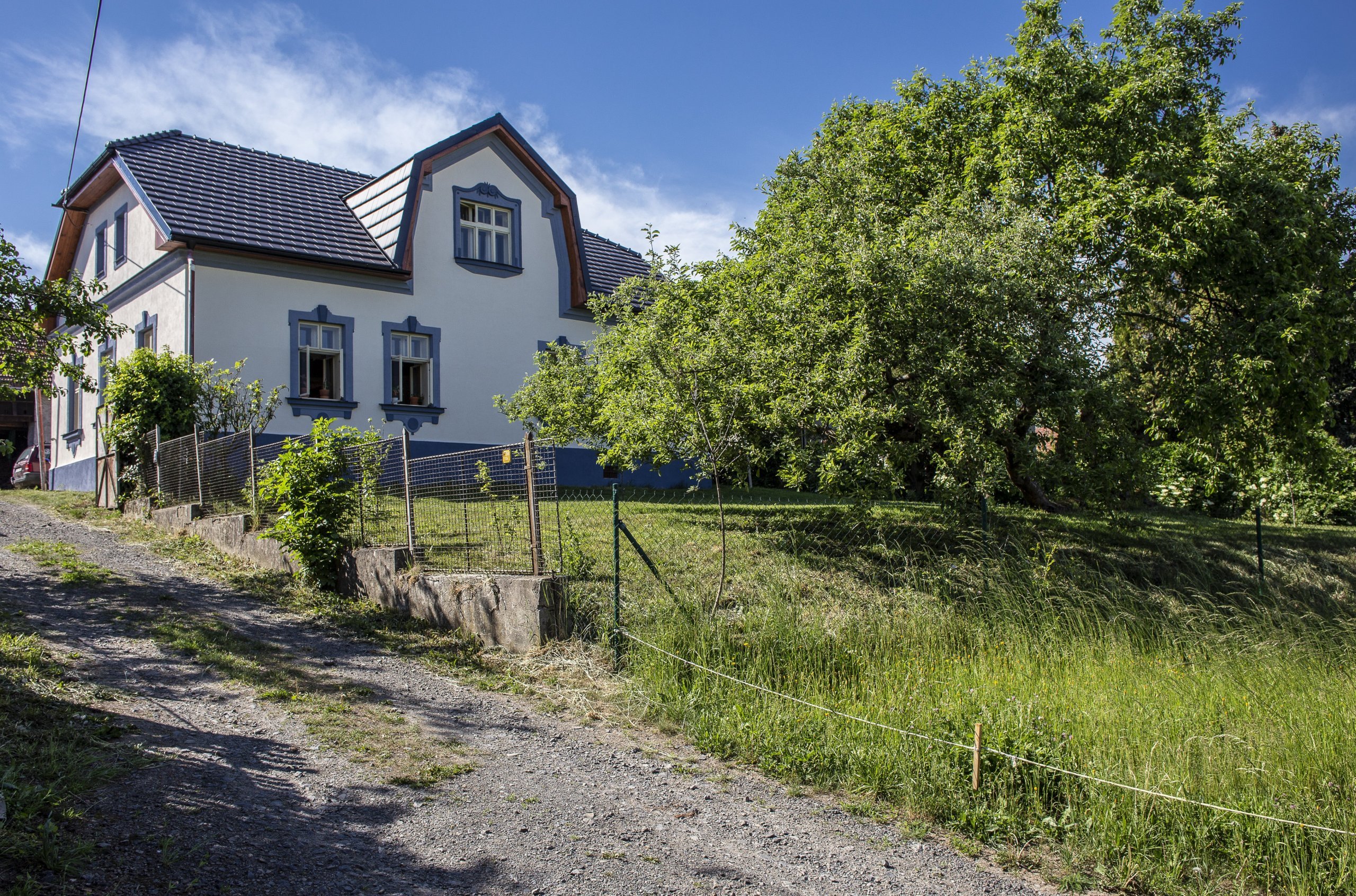 Rekonstrukci jsme prováděli v letech 2016-2017. Dispozice domu zachována. Ve všech místnostech použitá naše hliněná omítka. Přírodní nátěry na dřevo a zdi,…