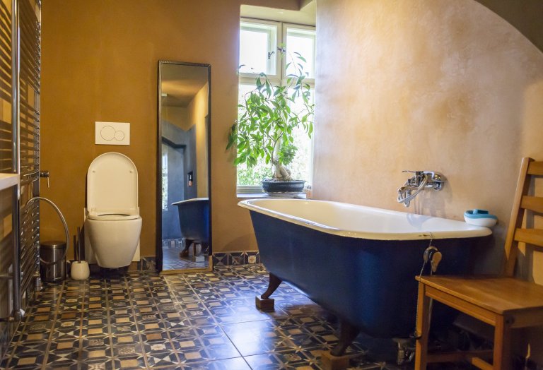 Rekonstrukci jsme prováděli v letech 2016-2017. Dispozice domu zachována. Ve všech místnostech použitá naše hliněná omítka. Přírodní nátěry na dřevo a zdi,…