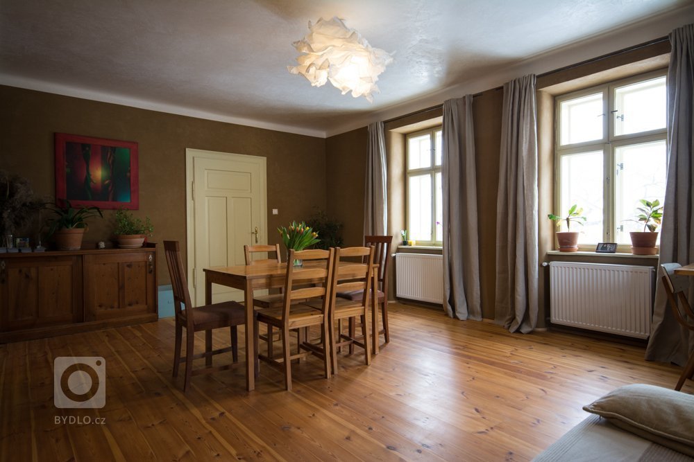 Rekonstrukci jsme prováděli v letech 2016-2017. Dispozice domu zachována. Ve všech místnostech použitá naše hliněná omítka. Přírodní nátěry na dřevo a zdi,…