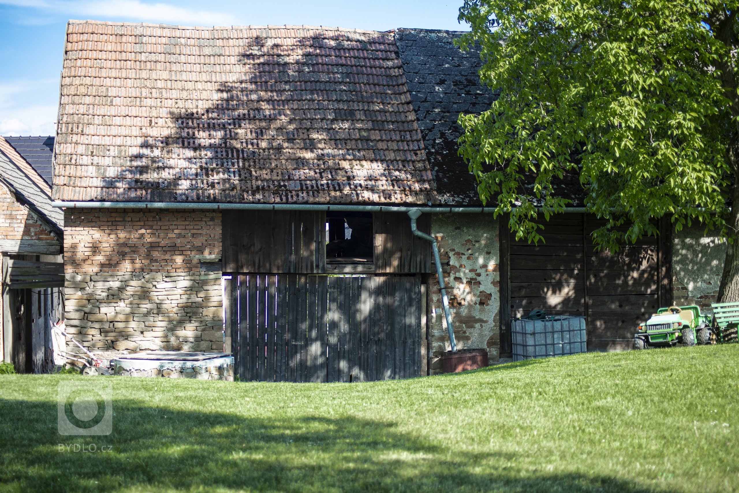 Rekonstrukci jsme prováděli v letech 2016-2017. Dispozice domu zachována. Ve všech místnostech použitá naše hliněná omítka. Přírodní nátěry na dřevo a zdi,…