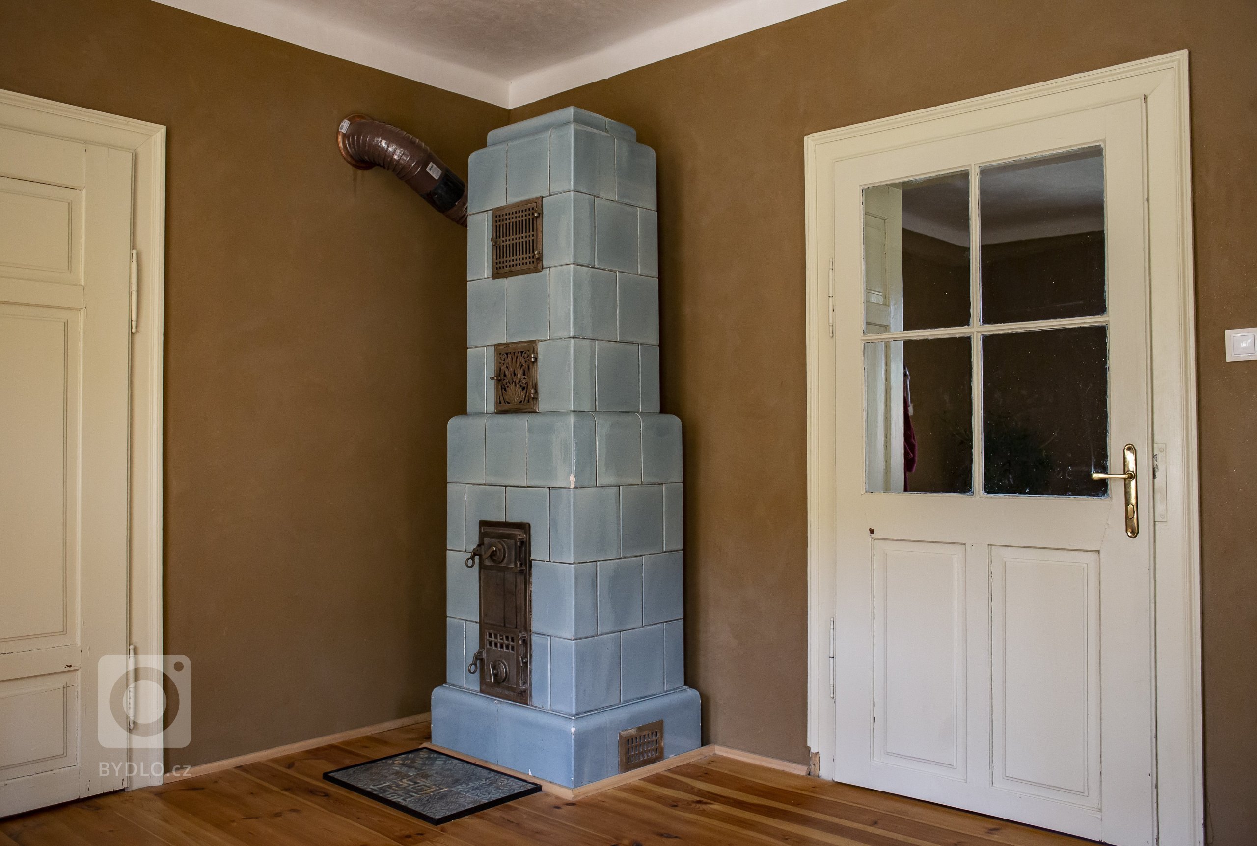 Sloupová secesní kamna.