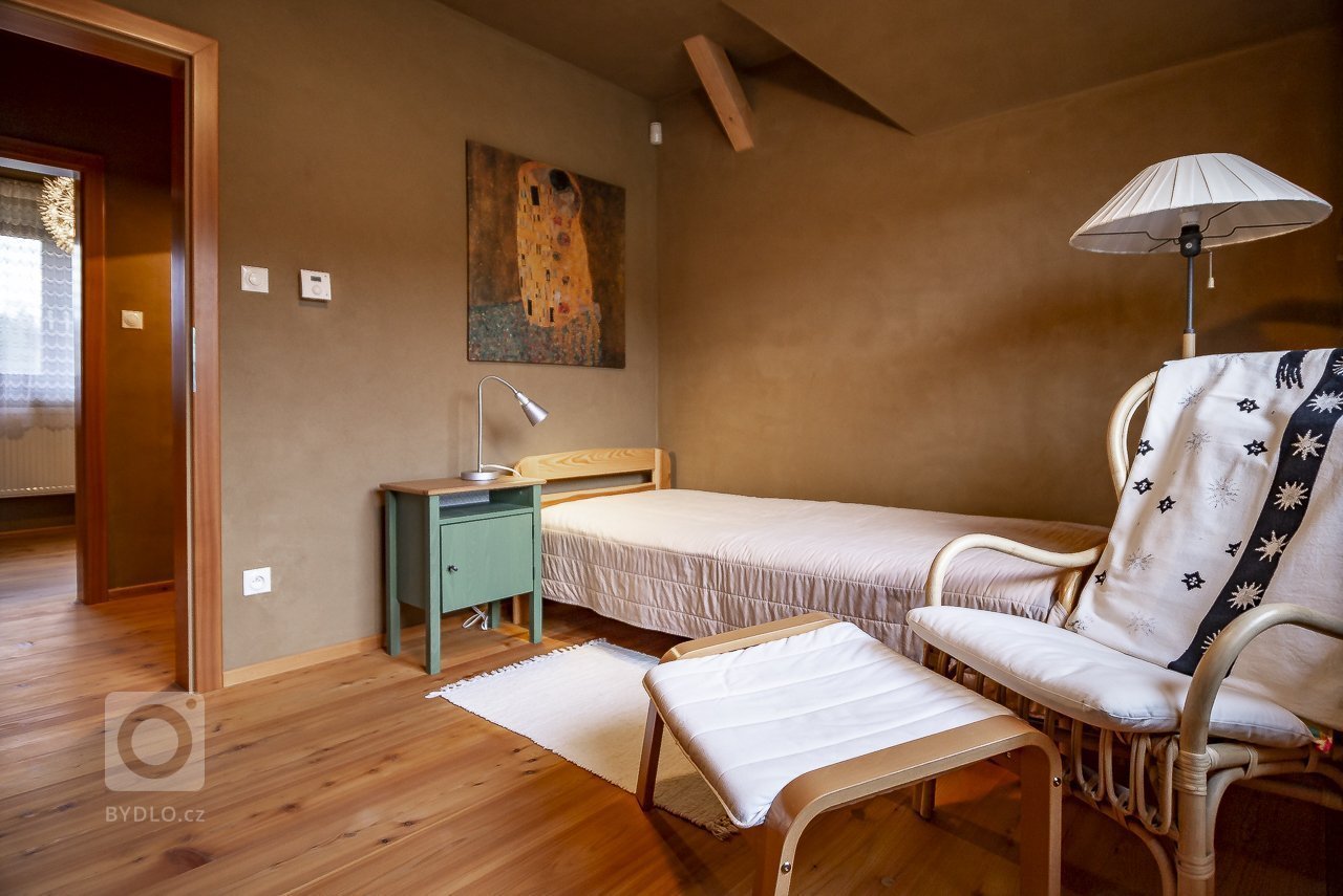 Podkrovní byt zaizolovaný lněnou izolací a opatrřený hliněnou omítkou.