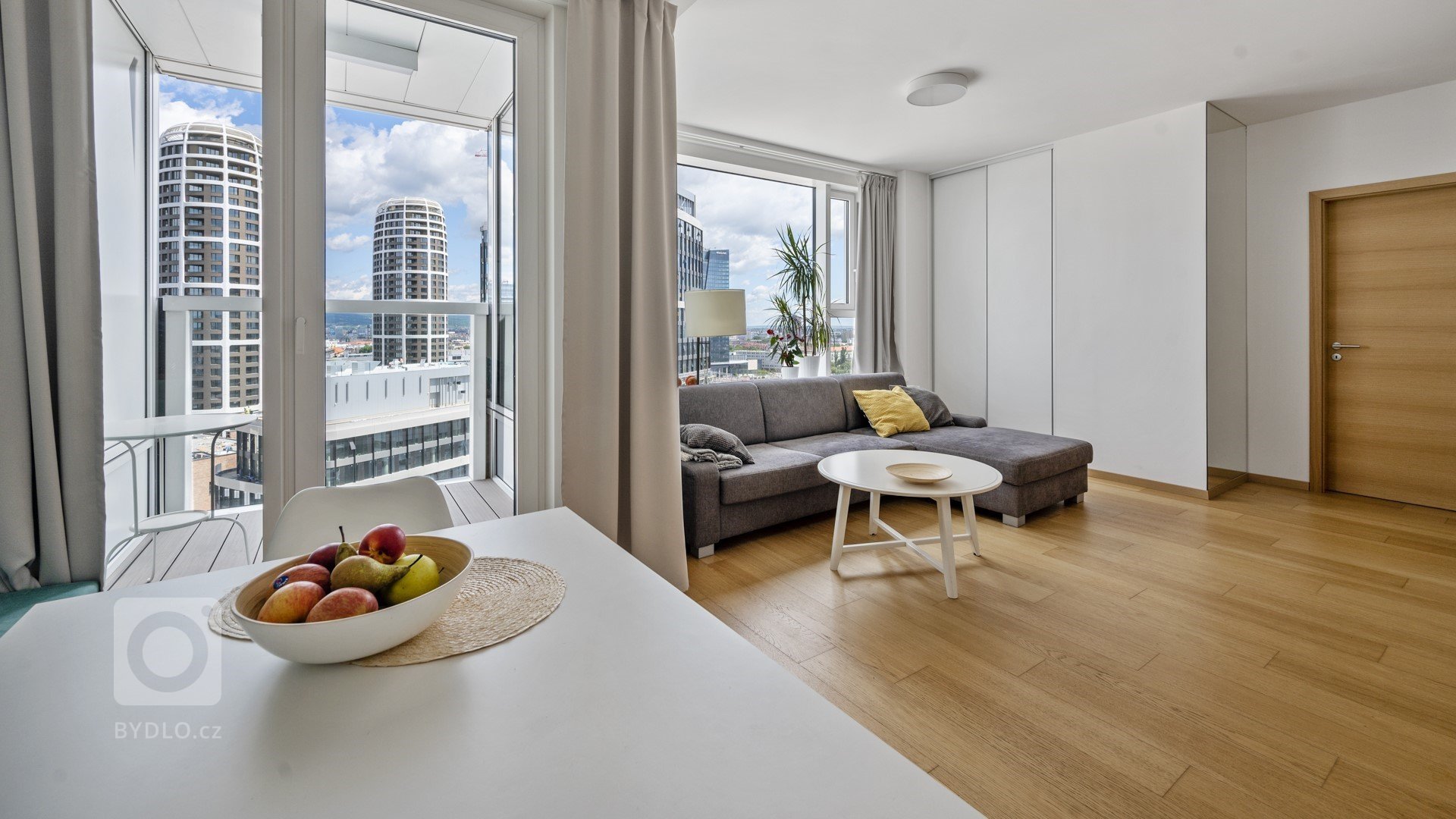 Realizace bytu v Panorama City v Bratislavě.&nbsp; Světlý dekor nábytku&nbsp;&nbsp;prolnutý dubovými prvky&nbsp;&nbsp;a nadčasovým designem vytváří koncpet…