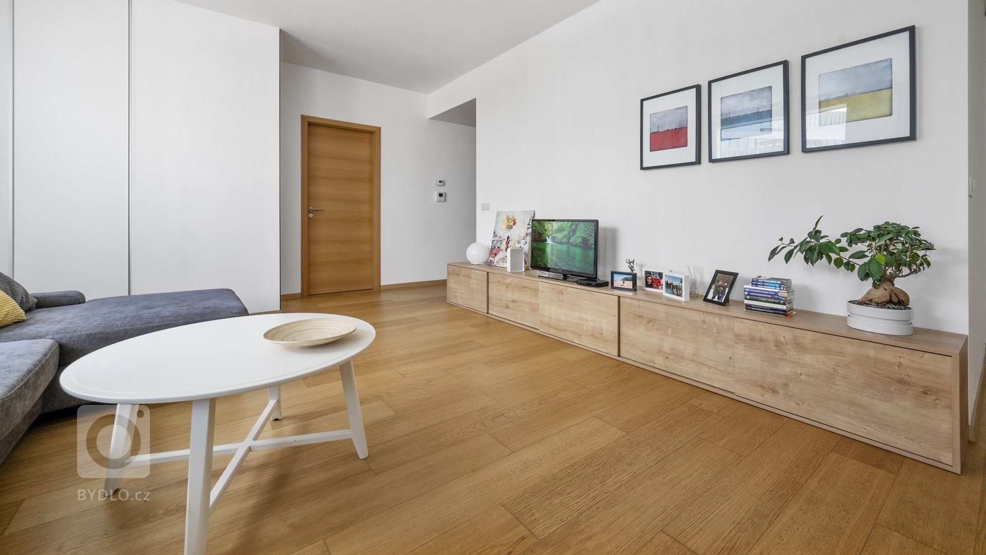 Realizace bytu v Panorama City v Bratislavě.&nbsp; Světlý dekor nábytku&nbsp;&nbsp;prolnutý dubovými prvky&nbsp;&nbsp;a nadčasovým designem vytváří koncpet…