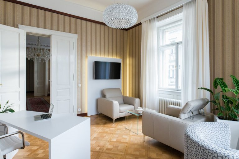 Prosvětlená kancelář s velkým potenciálem. Zachovány designové prvky s okolním&nbsp;prostorem. Nábytek v bílém jednoduchém&nbsp;dekoru&nbsp;doplněn o stylové…
