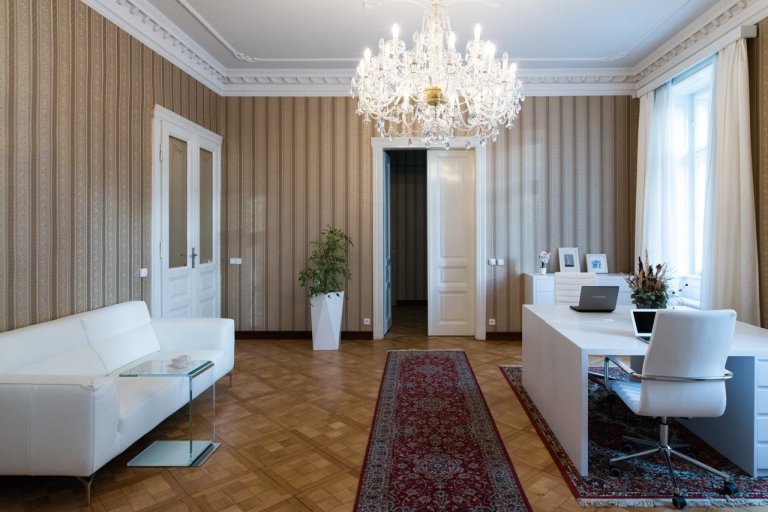 Prosvětlená kancelář s velkým potenciálem. Zachovány designové prvky s okolním&nbsp;prostorem. Nábytek v bílém jednoduchém&nbsp;dekoru&nbsp;doplněn o stylové…
