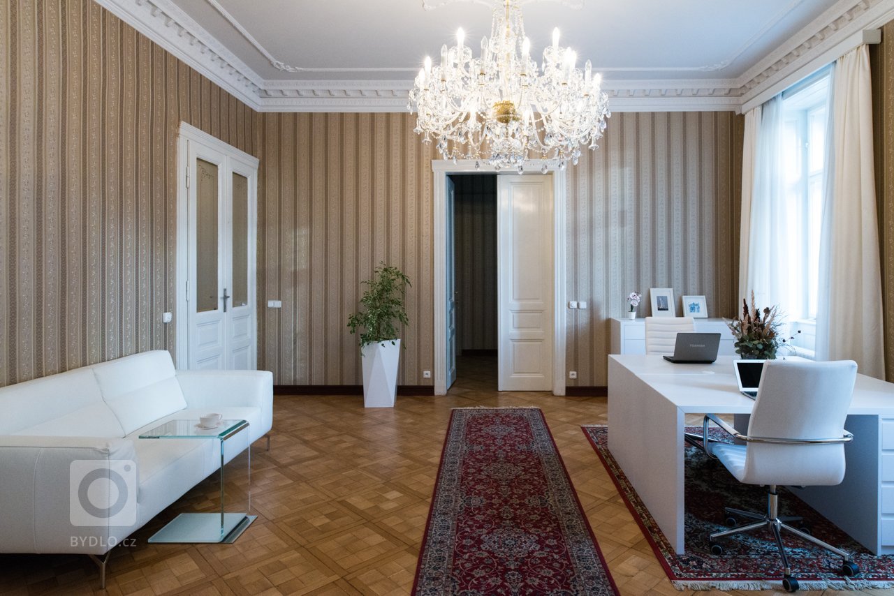 Prosvětlená kancelář s velkým potenciálem. Zachovány designové prvky s okolním&nbsp;prostorem. Nábytek v bílém jednoduchém&nbsp;dekoru&nbsp;doplněn o stylové…