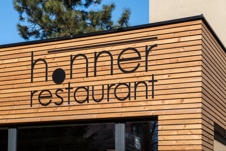 Kompletní refresh restaurace v Českých Budějovicích Honner restaurant.&nbsp;

Prostor restaurace se změnil od základu. Proběhli stavební úpravy a my jsme byli…