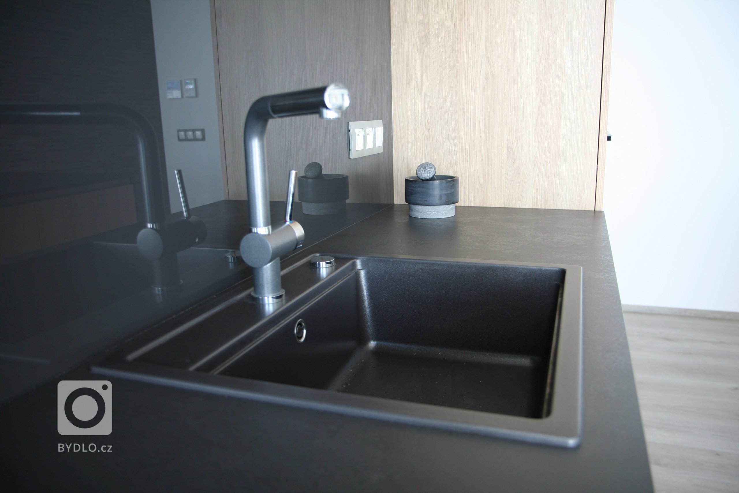 Další z našich realizací, tentokrát ve vzorovém bytě pražského developera. Imitace dubu v kombinaci s lakem Unigloss ve vysokém lesku. Kuchyň je vybavena…