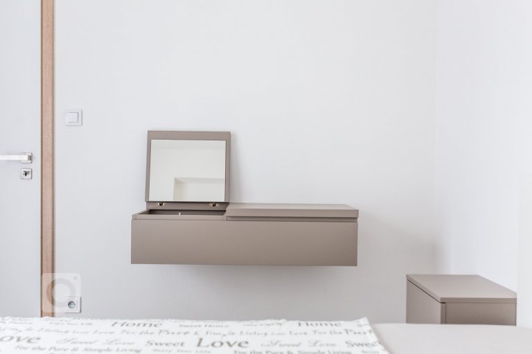 Interiér s nádechem skandinávského stylu. Nábytek včetně pohovky vyroben na zakázku. Pracovní deska z extrémně odolné velkoformátové keramiky Neolith,…