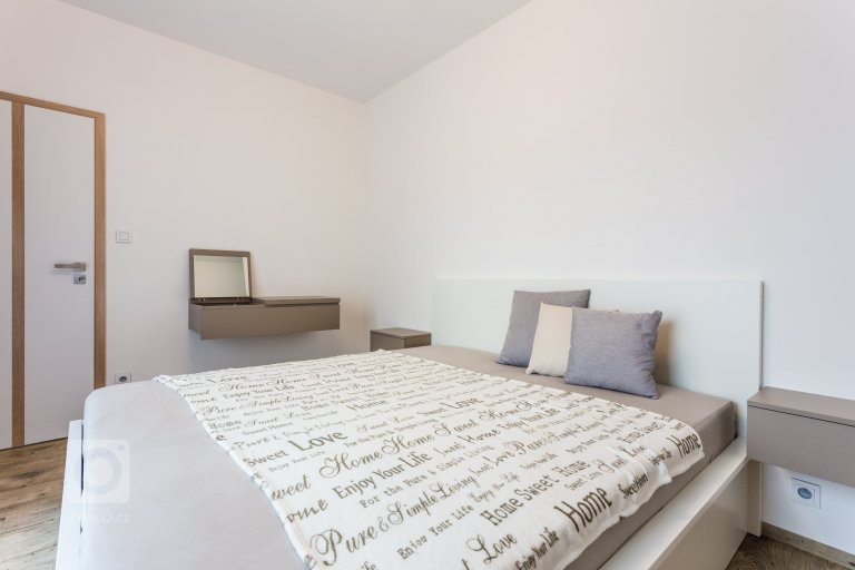 Interiér s nádechem skandinávského stylu. Nábytek včetně pohovky vyroben na zakázku. Pracovní deska z extrémně odolné velkoformátové keramiky Neolith,…