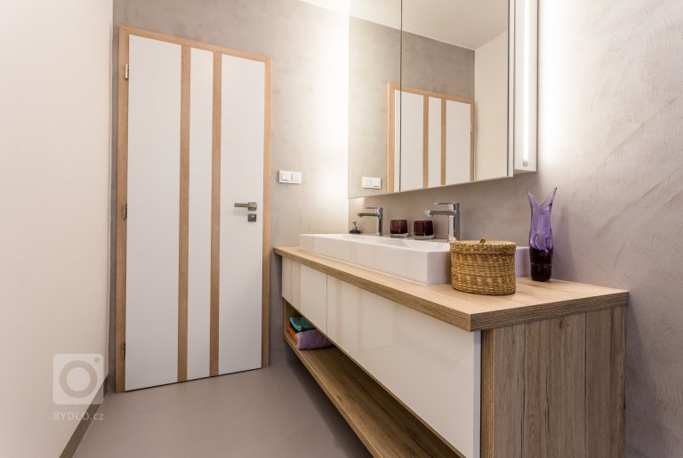 Interiér s nádechem skandinávského stylu. Nábytek včetně pohovky vyroben na zakázku. Pracovní deska z extrémně odolné velkoformátové keramiky Neolith,…