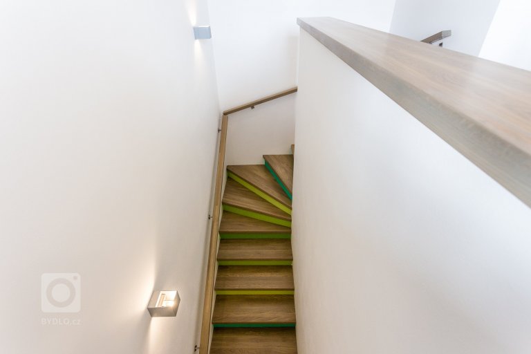 Interiér s nádechem skandinávského stylu. Nábytek včetně pohovky vyroben na zakázku. Pracovní deska z extrémně odolné velkoformátové keramiky Neolith,…