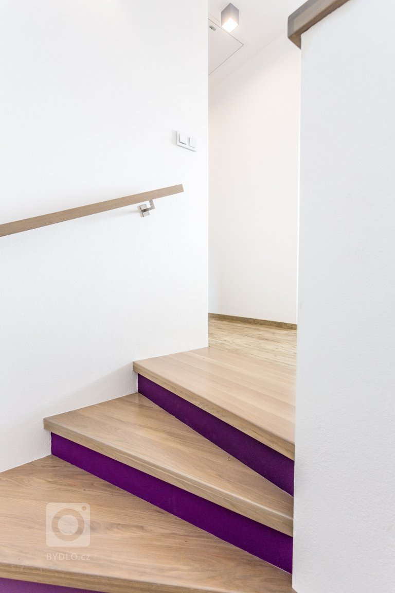 Interiér s nádechem skandinávského stylu. Nábytek včetně pohovky vyroben na zakázku. Pracovní deska z extrémně odolné velkoformátové keramiky Neolith,…