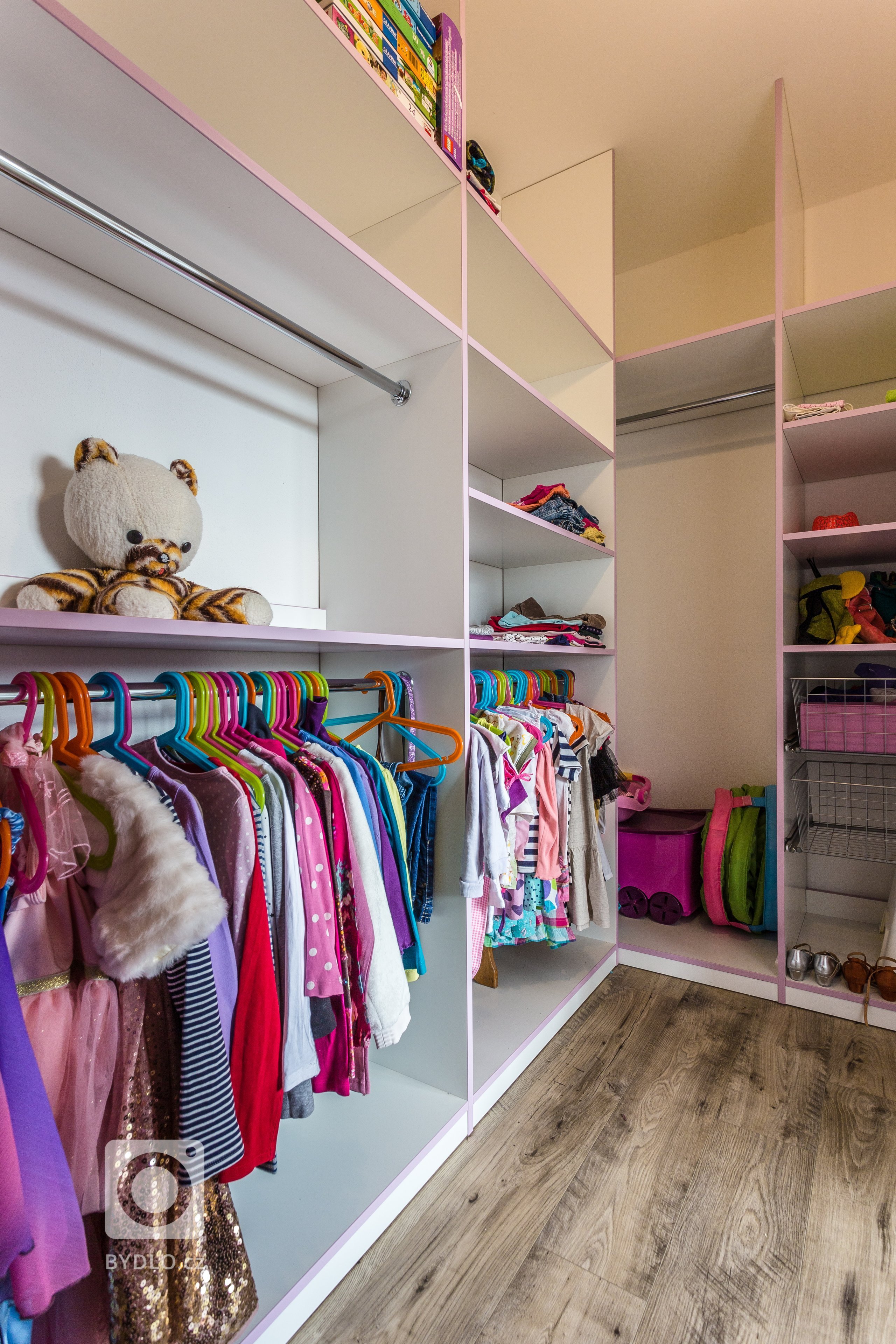 Interiér s nádechem skandinávského stylu. Nábytek včetně pohovky vyroben na zakázku. Pracovní deska z extrémně odolné velkoformátové keramiky Neolith,…