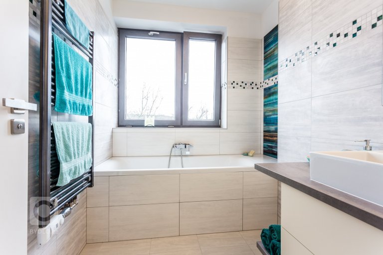 Interiér s nádechem skandinávského stylu. Nábytek včetně pohovky vyroben na zakázku. Pracovní deska z extrémně odolné velkoformátové keramiky Neolith,…