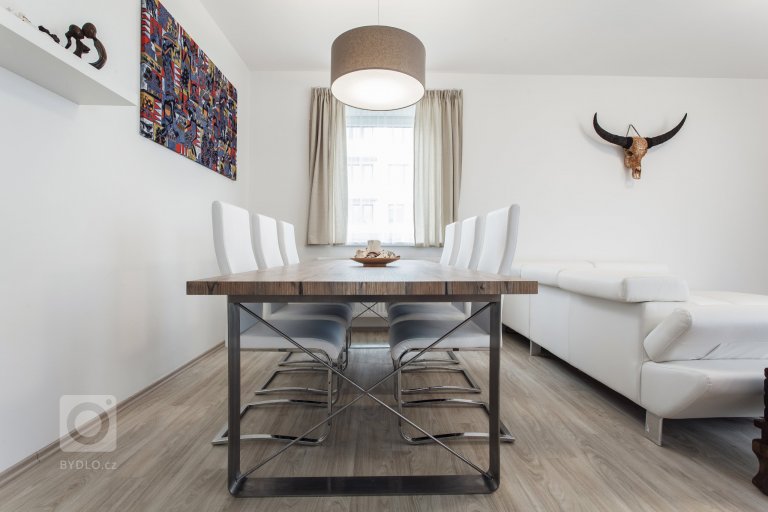 Požadavkem Investora na realizaci interiéru RD umístěného v rezidenci Austerlitz ve Slavkově u Brna byla nadčasová elegance bez přehnaných designových…