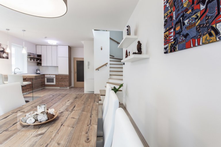 Požadavkem Investora na realizaci interiéru RD umístěného v rezidenci Austerlitz ve Slavkově u Brna byla nadčasová elegance bez přehnaných designových…