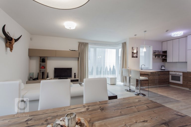 Požadavkem Investora na realizaci interiéru RD umístěného v rezidenci Austerlitz ve Slavkově u Brna byla nadčasová elegance bez přehnaných designových…