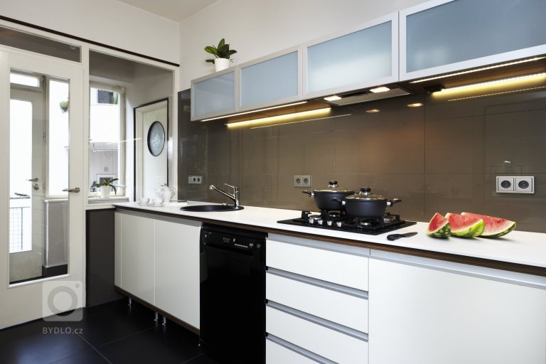 Spojení moderní technologie s&nbsp;retro designem&nbsp;dodává kuchyňskému&nbsp;prostoru pocit útulného domova. Kuchyně&nbsp;je důležitým&nbsp;místem střetávání…