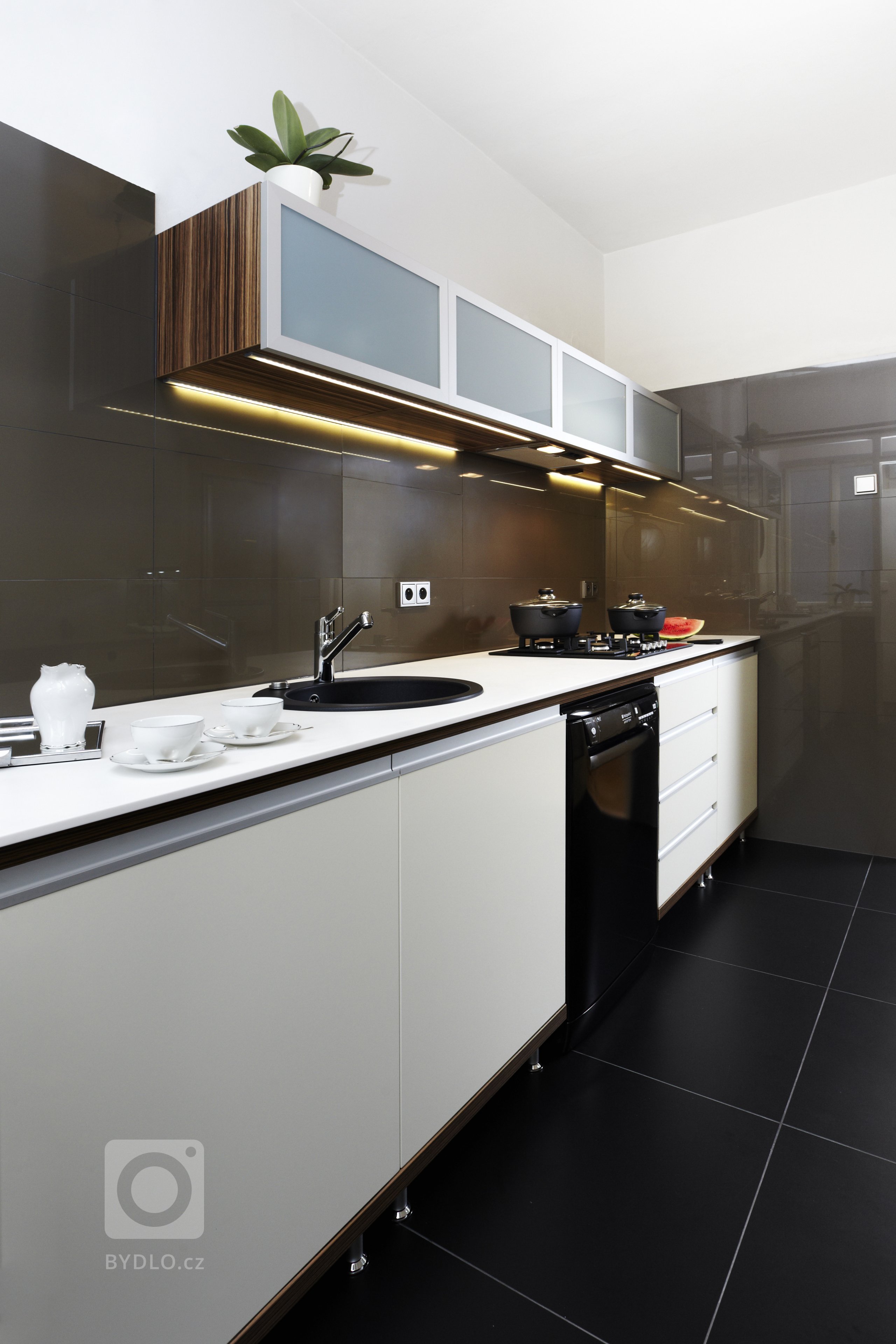 Spojení moderní technologie s&nbsp;retro designem&nbsp;dodává kuchyňskému&nbsp;prostoru pocit útulného domova. Kuchyně&nbsp;je důležitým&nbsp;místem střetávání…