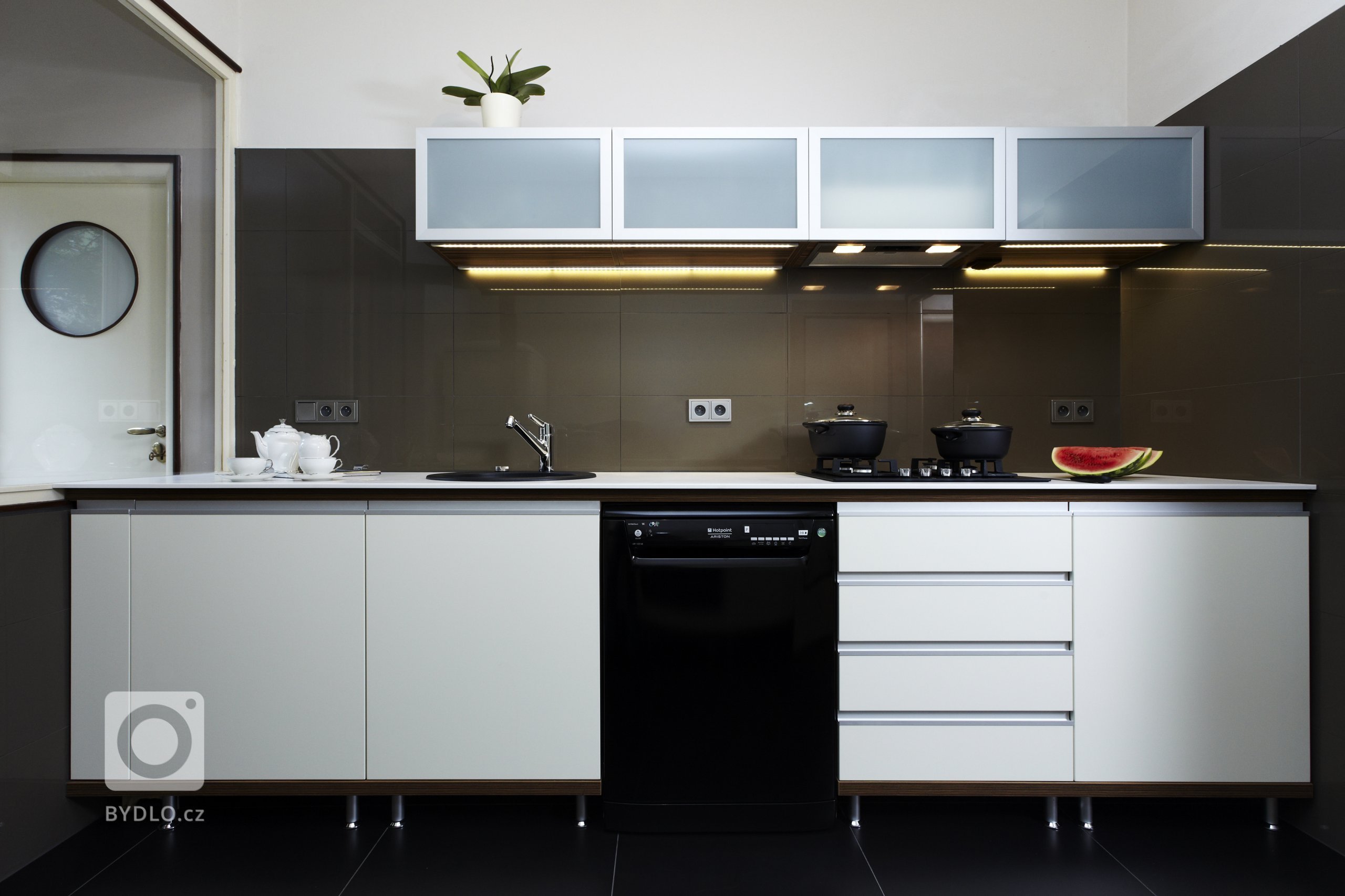 Spojení moderní technologie s&nbsp;retro designem&nbsp;dodává kuchyňskému&nbsp;prostoru pocit útulného domova. Kuchyně&nbsp;je důležitým&nbsp;místem střetávání…