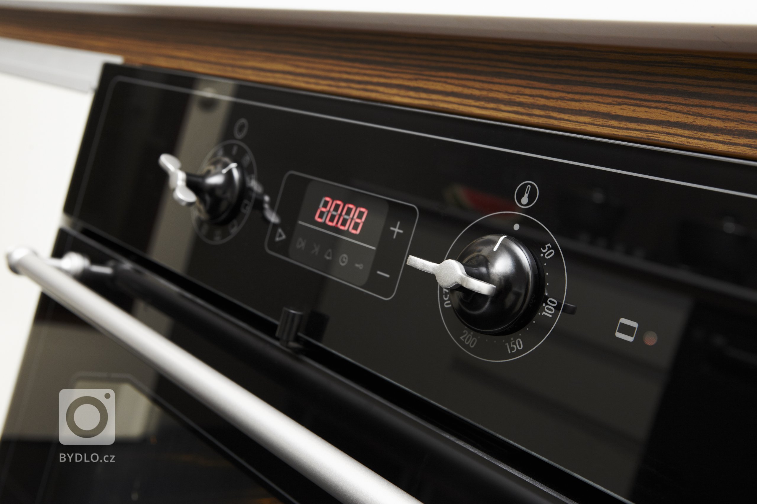 Spojení moderní technologie s&nbsp;retro designem&nbsp;dodává kuchyňskému&nbsp;prostoru pocit útulného domova. Kuchyně&nbsp;je důležitým&nbsp;místem střetávání…