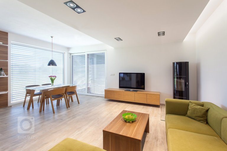 Ateliér Ideacollective navrhnul a kompletně realizoval interiér novostavby rodinného domu. Požadavkem náročného klienta bylo navržení moderního interiéru na…