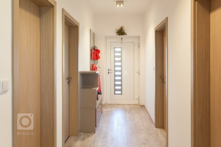 Ateliér Ideacollective navrhnul a kompletně realizoval interiér novostavby rodinného domu. Požadavkem náročného klienta bylo navržení moderního interiéru na…