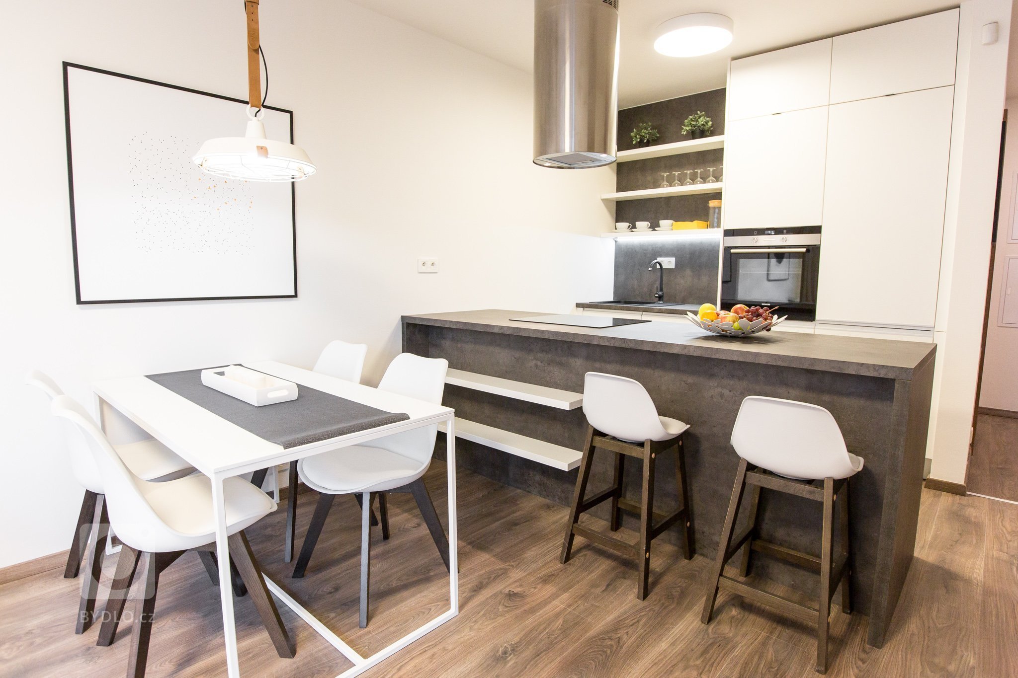 Realizácia 2-izbového bytu v projekte Malé Krasňany.&nbsp;

Overená kombinácia Bielej perleťovej a tmavého betónu.&nbsp;
