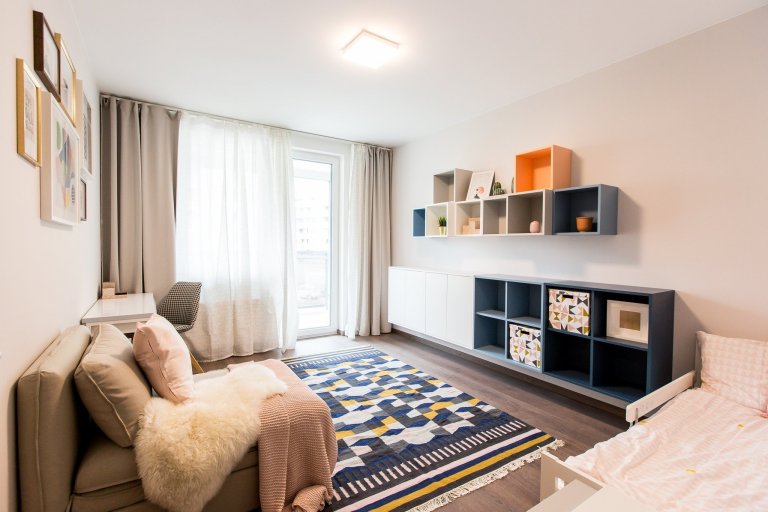 Realizácia 3i. bytu v projekte Malé Krasňany. 

Byt je navrhnutý v príjemných zemitých farbách, navodzuje hotelový štýl.&nbsp;

Kuchynská linka priamo…