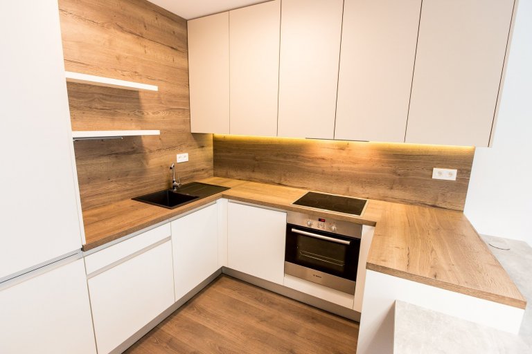 Realizácia 3i. bytu v projekte Malé Krasňany. 

Byt je navrhnutý v príjemných zemitých farbách, navodzuje hotelový štýl.&nbsp;

Kuchynská linka priamo…