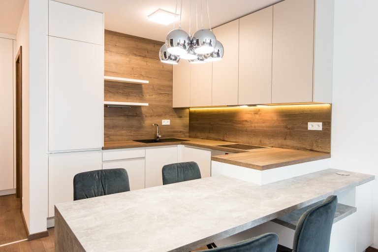 Realizácia 3i. bytu v projekte Malé Krasňany. 

Byt je navrhnutý v príjemných zemitých farbách, navodzuje hotelový štýl.&nbsp;

Kuchynská linka priamo…